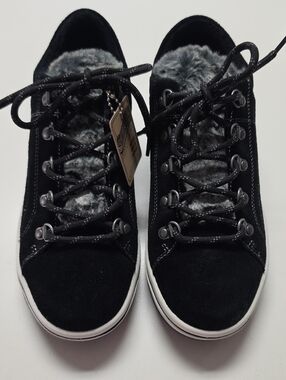 New Womens Skechers Black Faux-Fur Lined Women's Casual Sneakers. Size 8.5 Med